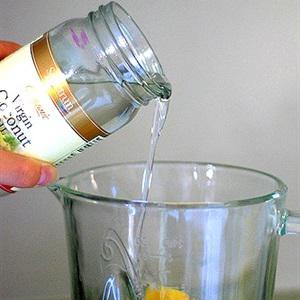 Cách làm sinh tố thơm nước dừa