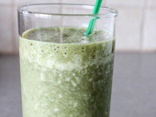 Sinh tố trà xanh dâu hấp dẫn chỉ với 2 bước