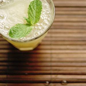 Cách làm sinh tố vải bạc hà