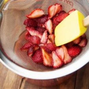 Cách làm siro dâu tây