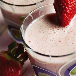 Cách làm smoothie chuối mix dâu tây