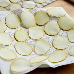 Cách làm snack khoai tây bằng lò vi sóng thơm ngon