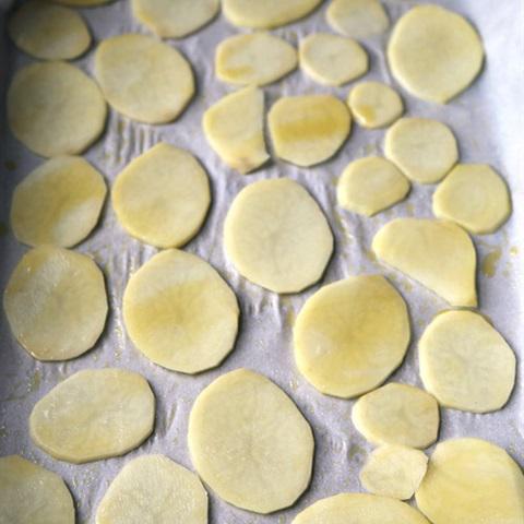 Cách làm snack khoai tây nướng cay