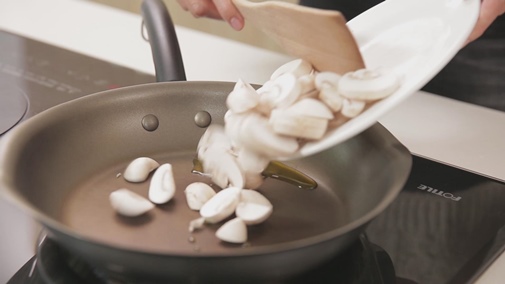 Snack mì que giòn ngon vô đối ai ăn cũng nghiền