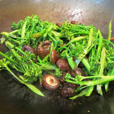 Cách làm sò điệp xào bông cải xanh