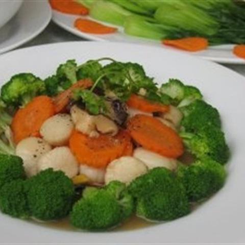 Sò điệp xào với bông cải xanh