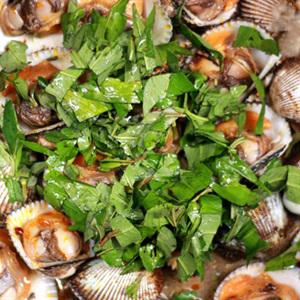 Cách làm sò huyết giòn ngọt xào rau răm