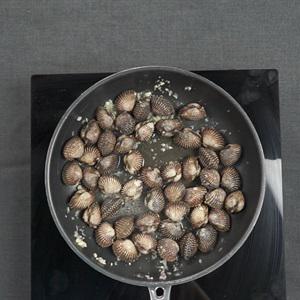 Cách làm sò huyết sốt bơ đậu phộng