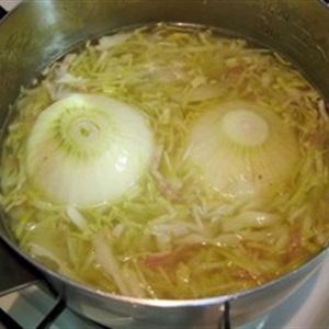 Cách làm soup bắp cải và hành tây