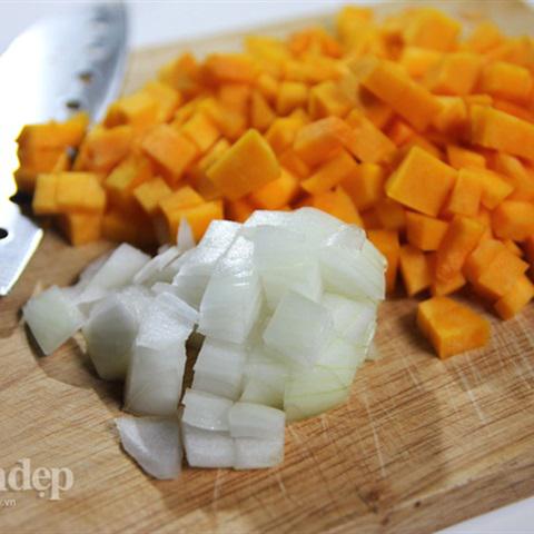 Cách làm soup bí đỏ kem tươi