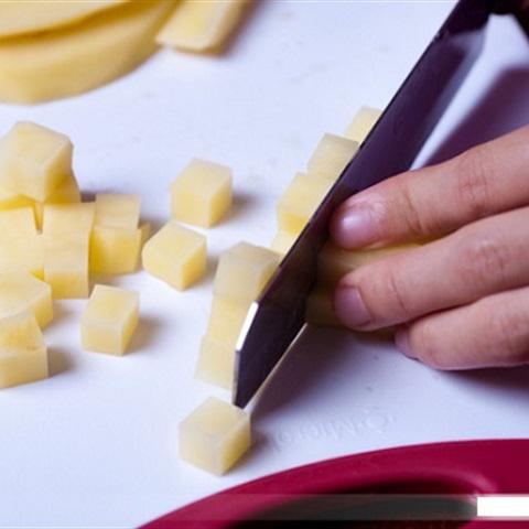 Cách làm soup cá hồi cho bé