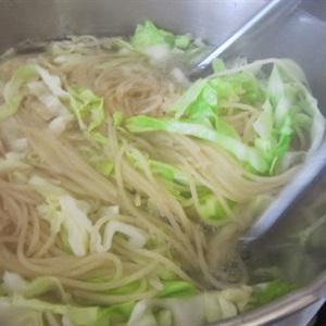Cách làm spaghetti bắp cải cá mặn