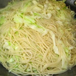 Cách làm spaghetti bắp cải cá mặn
