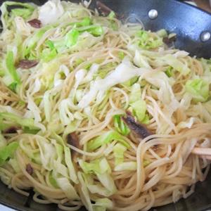 Cách làm spaghetti bắp cải cá mặn