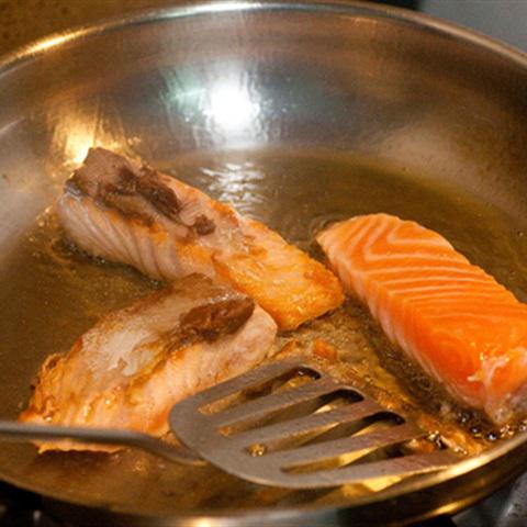 Cách làm spaghetti phi lê cá hồi