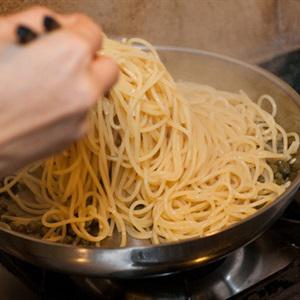 Cách làm spaghetti phi lê cá hồi