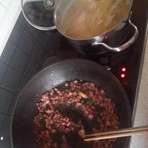 Cách làm spaghetti sốt thịt heo xông khói