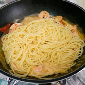 Cách làm spaghetti sốt tôm kem