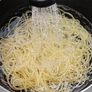 Cách làm spaghetti trộn cà chua