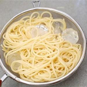 Cách làm spaghetti trộn cà chua