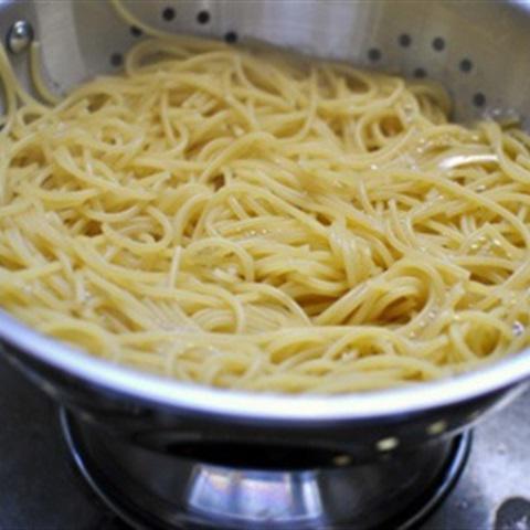 Cách làm spaghetti trộn gà nướng phô mai