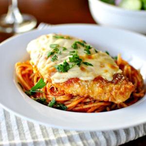 Cách làm spaghetti trộn gà nướng phô mai