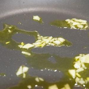 Cách làm spaghetti xào xúc xích