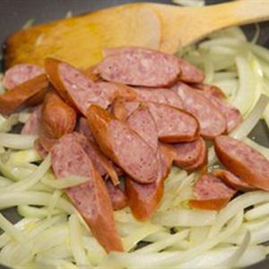 Cách làm spaghetti xào xúc xích