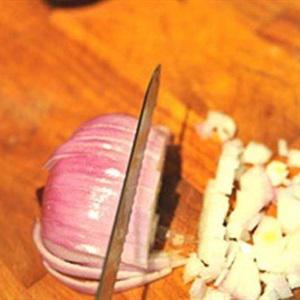 Cách làm spaghetti xúc xích sốt cà chua