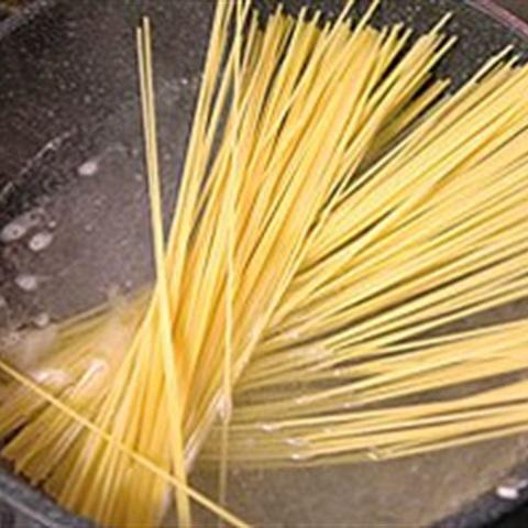 Cách làm spaghetti xúc xích sốt cà chua