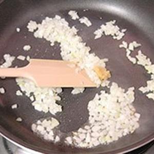 Cách làm spaghetti xúc xích sốt cà chua