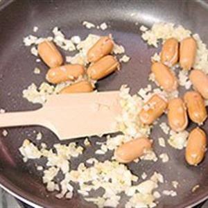 Cách làm spaghetti xúc xích sốt cà chua