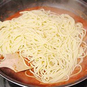 Cách làm spaghetti xúc xích sốt cà chua