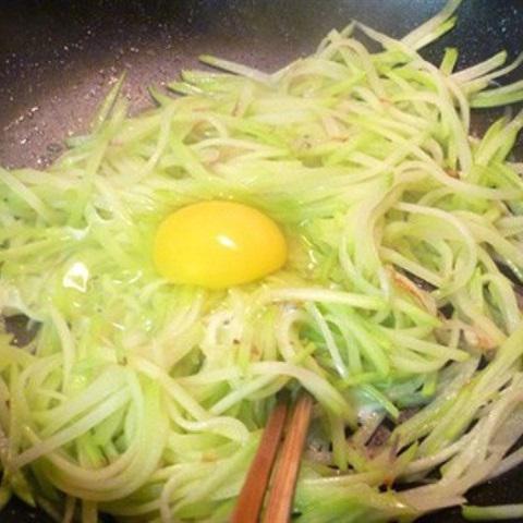 Cách làm su su xào trứng