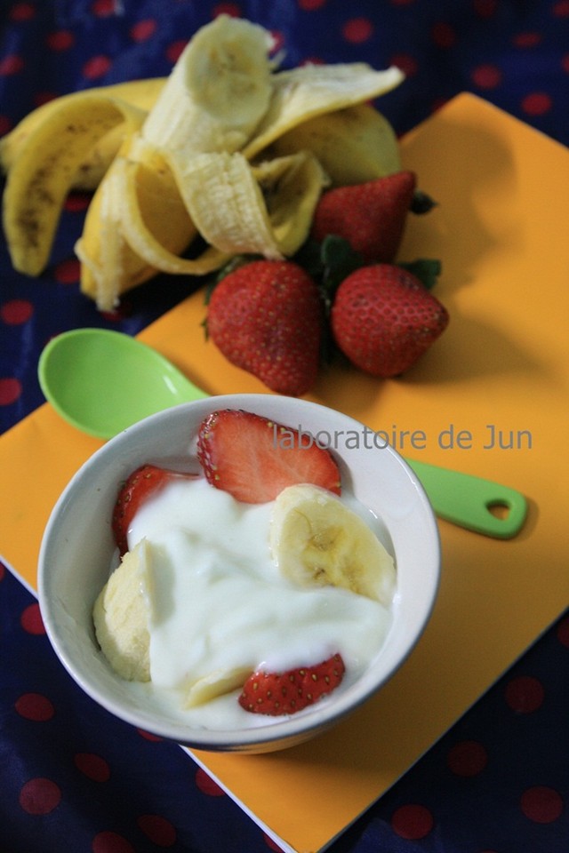Sữa chua dầm chuối và dâu tây