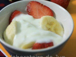 Sữa chua dầm chuối và dâu tây