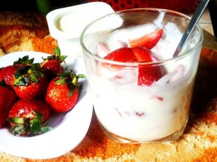 Sữa chua dầm Dâu tây cho bé !