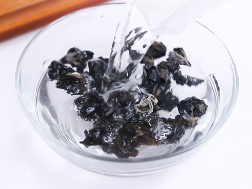 Sữa chua dâu tây kèm hạt bo bo giúp giảm cân nhanh chóng