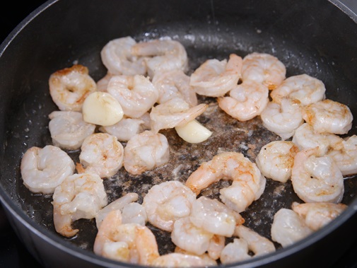 Sữa chua dâu tây kèm hạt bo bo giúp giảm cân nhanh chóng