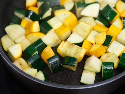 Sữa chua dâu tây kèm hạt bo bo giúp giảm cân nhanh chóng