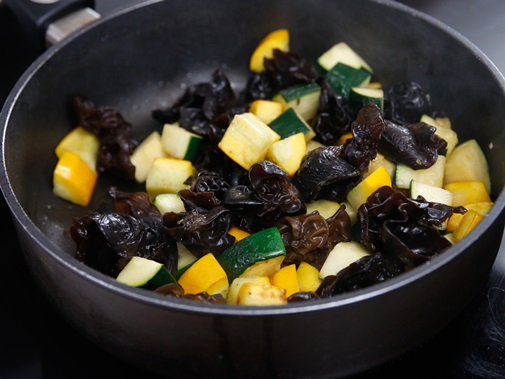 Sữa chua dâu tây kèm hạt bo bo giúp giảm cân nhanh chóng