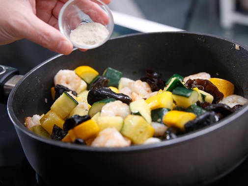 Sữa chua dâu tây kèm hạt bo bo giúp giảm cân nhanh chóng