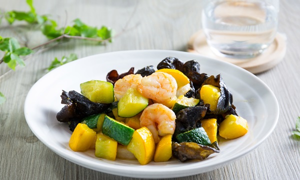 Sữa chua dâu tây kèm hạt bo bo giúp giảm cân nhanh chóng