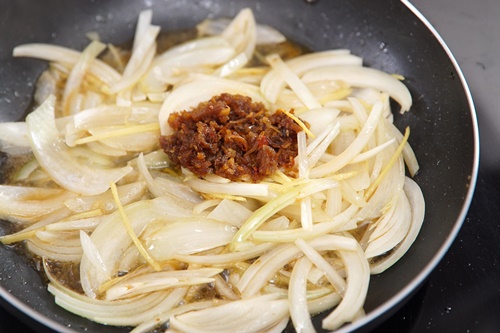 Sữa chua xoài đá bào khuấy động ngày mới