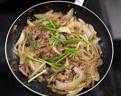 Sữa chua xoài đá bào khuấy động ngày mới