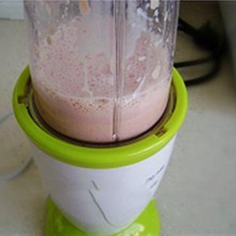 Cách làm sữa lắc dâu tây hạnh nhân