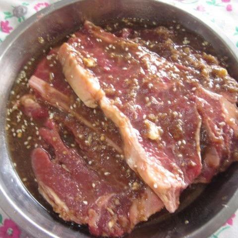 Cách làm sườn bò cốt lết nướng chảo