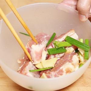 Cách làm sườn chiên tỏi tẩm bột