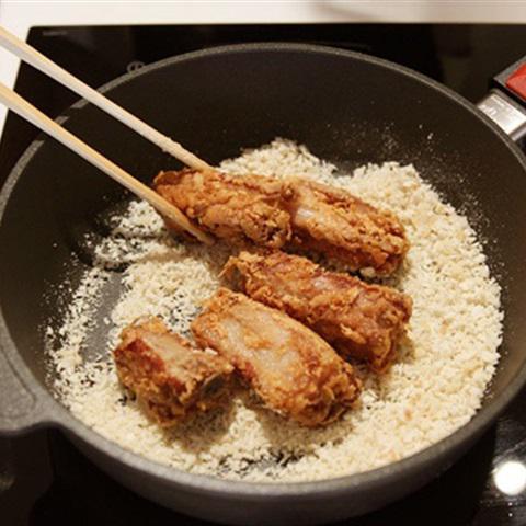 Cách làm sườn chiên tỏi tẩm bột