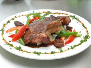 Sườn cốt-lết hầm mận khô